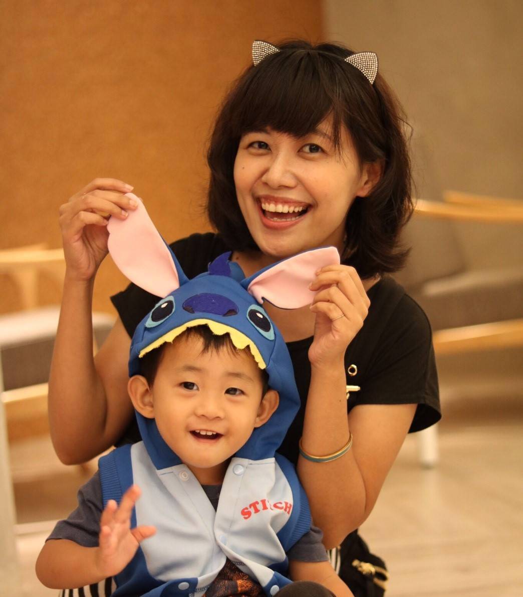 跟著黑羊遛小孩